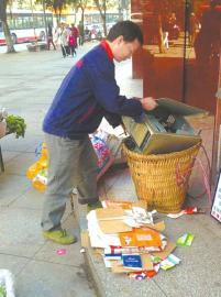 王光偉靠收廢品拾荒為生，每月僅有1000元的微薄收入。