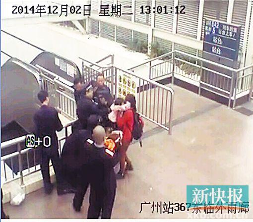 民警果斷將孩子救下,并控制跳樓男子。 通訊員圖(視頻截圖)