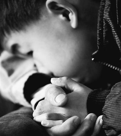 10歲小兒子緊緊握著哥哥的手。資料圖片