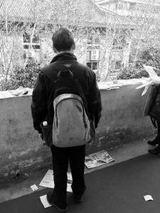 “娃在湖南上大學(xué)，馬上就要畢業(yè)了，所以我經(jīng)常在網(wǎng)上瀏覽咸陽、西安的招聘信息，想讓他畢業(yè)后留在我和他媽身邊……”3月14日，秦都區(qū)人才交流中心在區(qū)政府二樓舉辦招聘會，一名50多歲的“求職者”吸引了不少人的目光。據(jù)悉，此次招聘會共有市內(nèi)外112家企業(yè)參加，提供就業(yè)崗位3200個。