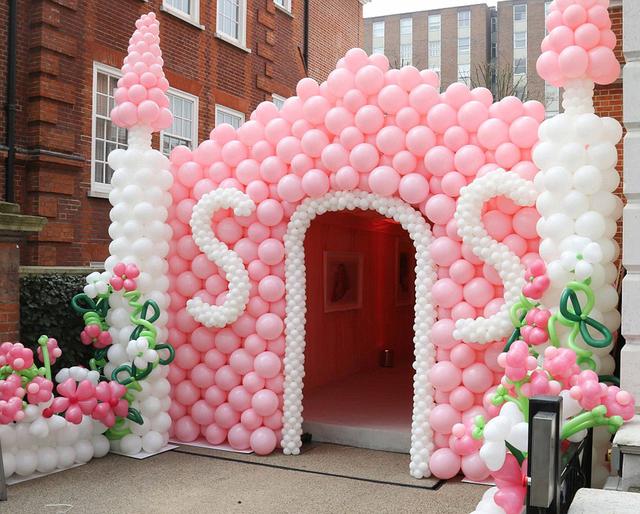 生日宴會入口處用氣球搭建成一個(gè)城堡模樣。