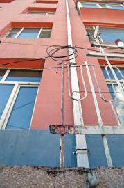 12歲女孩從6樓陽(yáng)臺(tái)墜下 身體被樓下鐵柵欄刺穿 12歲女孩從6樓陽(yáng)臺(tái)墜下 身體被樓下鐵柵欄刺穿