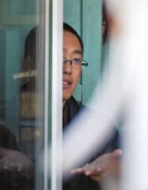 12歲女孩從6樓陽(yáng)臺(tái)墜下 身體被樓下鐵柵欄刺穿 12歲女孩從6樓陽(yáng)臺(tái)墜下 身體被樓下鐵柵欄刺穿