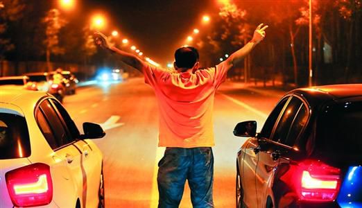 2013年8月25日凌晨，北京，在東壩大街路口進(jìn)行的一場飆車。