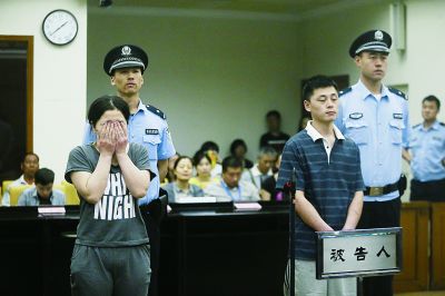 聽到判決，賈某（左）哭了起來。一直到被帶離法庭，夫妻倆沒說一句話