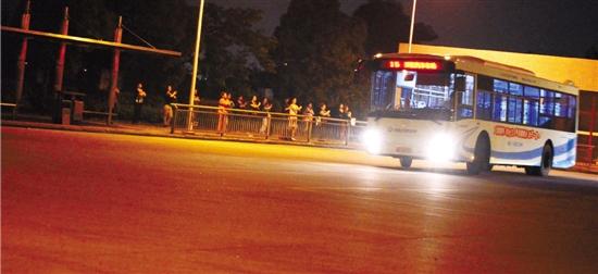 浙江大媽廣場(chǎng)舞跳進(jìn)公交站 管理方多次勸說無(wú)果