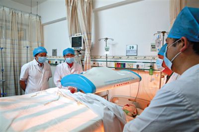 受傷醫(yī)生覃某正在進(jìn)行治療。昨日上午，醫(yī)生覃某在醫(yī)院乘電梯期間，被一名患者潑汽油并點(diǎn)燃，致重度燒傷。圖/CFP