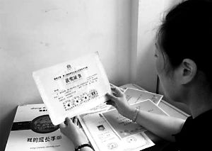 思念小寶的時(shí)候，李女士就一遍遍整理孩子留在家里的物品。