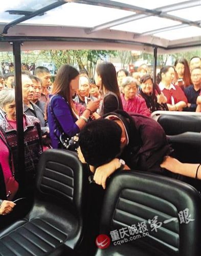 偷拍男子（前）照片來源于網(wǎng)絡(luò)，請(qǐng)作者與重慶晚報(bào)聯(lián)系