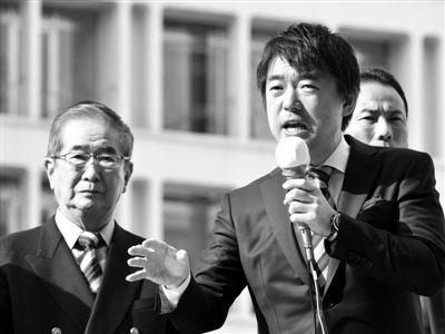 29日，日本著名極右翼分子石原慎太郎（左）和新生代右翼政客橋下徹在東京街頭演講拉票。