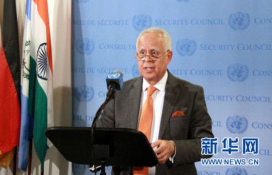 12月12日，在美國(guó)紐約聯(lián)合國(guó)總部，安理會(huì)本月輪值主席、摩洛哥常駐聯(lián)合國(guó)代表盧利什基向媒體宣讀聲明。聯(lián)合國(guó)安理會(huì)12日發(fā)表媒體聲明，對(duì)朝鮮發(fā)射衛(wèi)星的行為表示譴責(zé)。 新華社記者林瓊攝