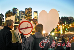 　14日，在美國(guó)首都華盛頓白宮外，民眾舉行燭光集會(huì)，悼念當(dāng)日康涅狄格州桑迪胡克小學(xué)槍擊案遇難者，呼吁