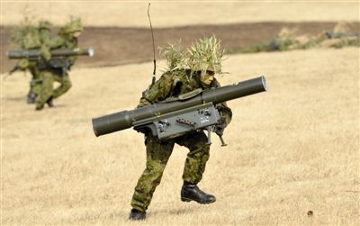 “作戰(zhàn)” 1月13日，日本自衛(wèi)隊一隊員在新年軍演中手持武器，發(fā)動進(jìn)攻。媒體尚未公布1月22日的美日聯(lián)合軍演圖片。