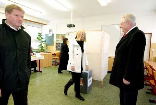 捷克總統(tǒng)直選末輪投票澤曼稱如當選不會見達賴 捷克總統(tǒng)直選末輪投票澤曼稱如當選不會見達賴