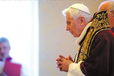 ?11日，本篤十六世出席主教會(huì)議，宣布將于本月28日退位。圖/CFP