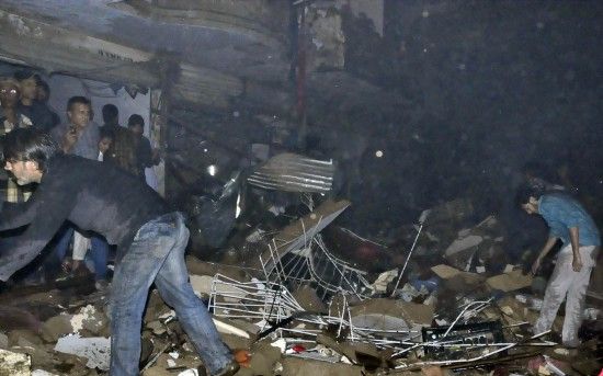 3月3日，在巴基斯坦南部城市卡拉奇，救援人員在爆炸現場工作。