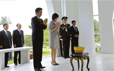 25日，緬甸仰光，安倍偕妻子參拜“二戰(zhàn)陣亡日軍墓”。圖/CFP