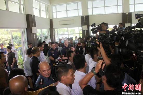 　　6月1日，菲律賓內(nèi)政部長羅哈斯在菲國家警察部隊司令普里斯馬等人陪同下召開記者會，介紹環(huán)球城公寓樓
