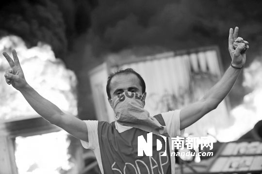 5月31日，土耳其示威者在伊斯坦布爾市中心的塔克西姆廣場抗議政府拆除加濟(jì)公園的計(jì)劃。