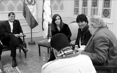 7月4日，科雷亞、克里斯蒂娜、莫拉萊斯、穆?？榜R杜羅（左起順時針方向）參加會議。新華社發(fā)