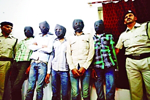 印度一個特別法庭20日宣布，判處卷入瑞士女游客遭輪奸案的6名男子終身監(jiān)禁。檢方對判決結(jié)果感到滿意，但表示不排除被告上訴可能。