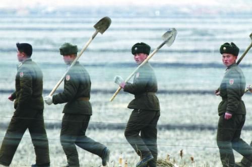 朝軍士兵前往田地支援地方建設(shè)。