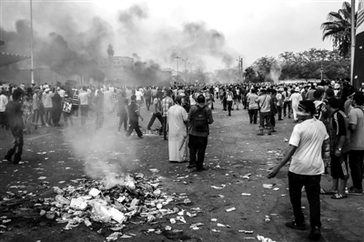 7月27日，在埃及首都開羅，穆爾西支持者同防暴警察發(fā)生沖突。新華社發(fā)