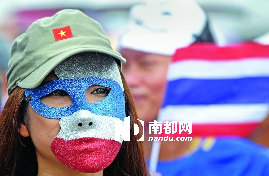 4日，一名泰國反政府人士頭戴面具在首都曼谷參加集會(huì)。