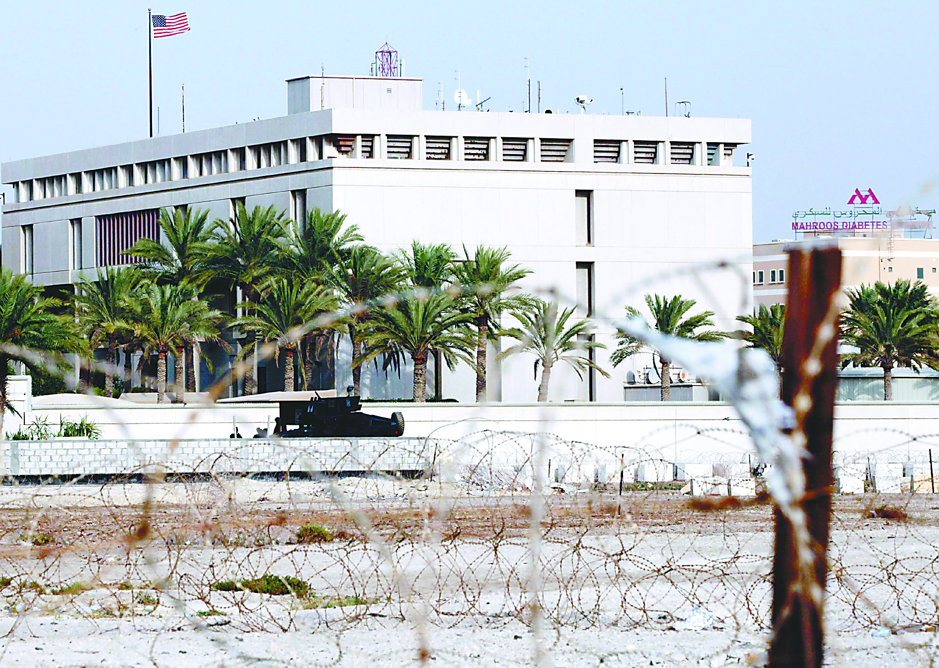 當?shù)貢r間4日，在也門首都薩那，安全人員在通往美國大使館的路上設置檢查站檢查過往車輛。