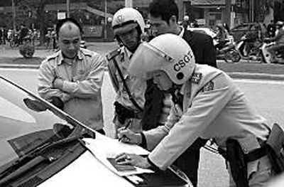 越南交警在開罰單。