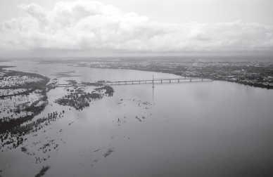 據(jù)目前估計，俄遠東地區(qū)因洪災造成的損失超過100億盧布。