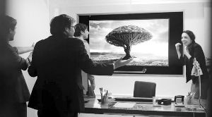 屏幕顯示樹的畫面，求職者獲知真相