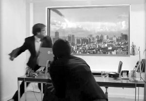 超高清屏幕上出現(xiàn)隕石撞擊城市樓群的場景，蒙在鼓里的求職者以為發(fā)生了真實(shí)的末日災(zāi)難