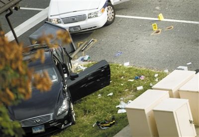 沖擊白宮圍欄的黑色轎車。