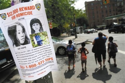 2013年7月23日，貼在紐約街頭的征詢線索傳單，這天是“希望寶寶”被發(fā)現(xiàn)遇害的日子，每年這天警方都