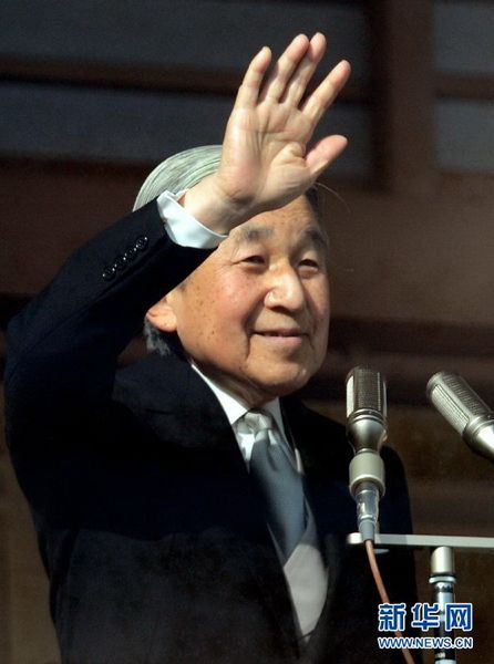 當(dāng)?shù)貢r(shí)間12月23日，在位于日本東京的皇宮，日本明仁天皇向民眾致意。