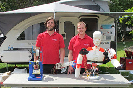 皮尤和尼克爾斯基與他們的3D機(jī)器人。