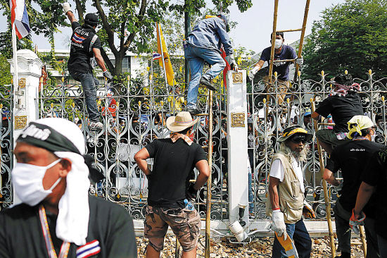 反政府示威者12日闖入總理府后爬墻離開 反政府示威者12日闖入總理府后爬墻離開