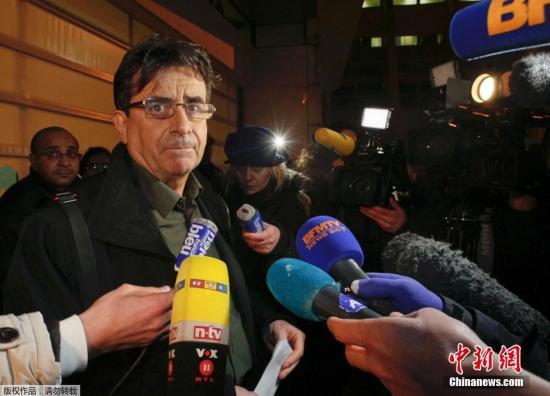 圖為醫(yī)院發(fā)言人接受采訪。