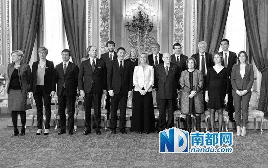 2月22日，在意大利羅馬總統(tǒng)府，新任總理馬泰奧·倫齊(前左五)與總統(tǒng)納波利塔諾(前右四)及新內閣成員