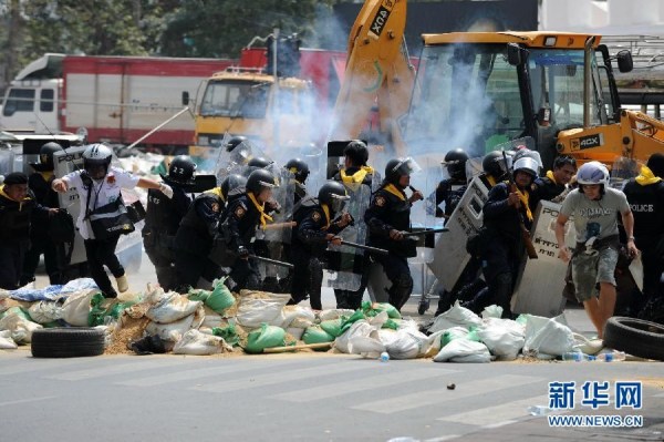 當(dāng)?shù)貢r(shí)間2月18日，泰國(guó)曼谷警方與示威者發(fā)生沖突。