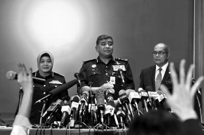 馬來西亞總警察長(zhǎng)答記者問。記者陶冉 攝