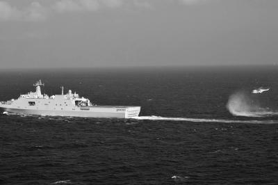 11日，抵達(dá)馬航飛機(jī)失聯(lián)海區(qū)的海軍井岡山艦與艦載直升機(jī)協(xié)同展開立體搜救行動(dòng)。新華社發(fā)