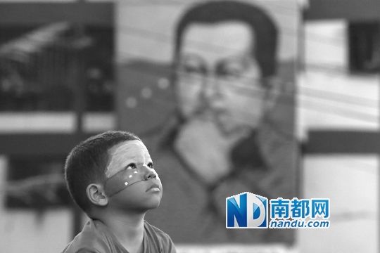 3月5日，一名委內(nèi)瑞拉兒童仰望天空，他身后是查韋斯的陵墓。