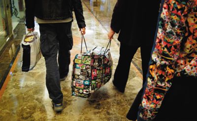 5月2日，馬航乘客家屬離開麗都飯店。當(dāng)日，麗都飯店二層家屬區(qū)正式關(guān)閉，大部分家屬返鄉(xiāng)。