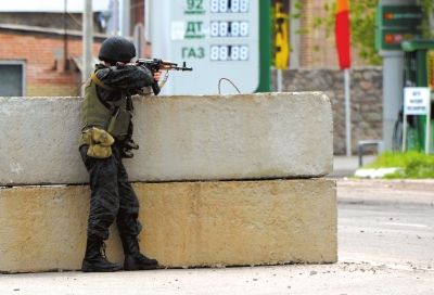 　5日，在烏東部城市斯拉維揚斯克附近，一名烏克蘭士兵守衛(wèi)一處檢查站。