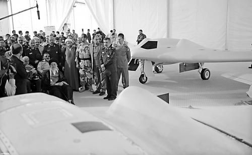 　哈梅內(nèi)伊（中）11日參觀伊朗版RQ-170無人機(jī)。