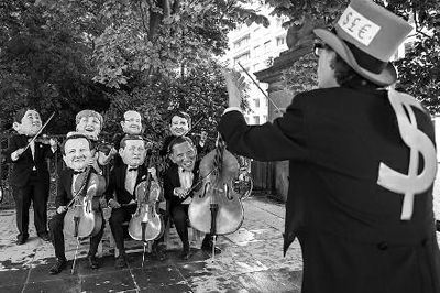 4日在布魯塞爾，非政府組織『樂施會』成員戴著七國首腦面具演奏名曲《錢錢》，批評七國政策導(dǎo)致全球貧富差