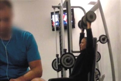 畫面中能看到健身房還有“其他人”。視頻截圖