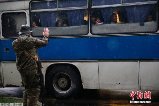 烏克蘭頓涅茨克，烏克蘭政府軍對(duì)當(dāng)?shù)爻掷m(xù)炮擊，民眾為躲避戰(zhàn)火，紛紛登上列車離開。